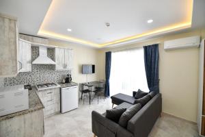 sala de estar con sofá y cocina en Lamira Apart Holiday&Guest House, en Fethiye