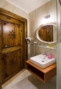 イスタンブールにあるOba Hotelのバスルーム(洗面台、鏡付)