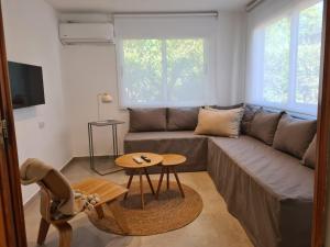 a living room with a couch and a table at Be mas apartamentos boutique Villa Gral Belgrano in Villa General Belgrano