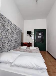 um quarto com 2 camas e uma porta verde em Meltin' Rome Guest House em Roma