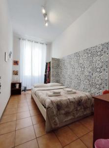 um quarto com uma cama grande num quarto em Meltin' Rome Guest House em Roma