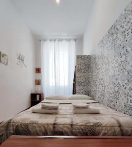 um quarto com uma cama grande em frente a uma janela em Meltin' Rome Guest House em Roma