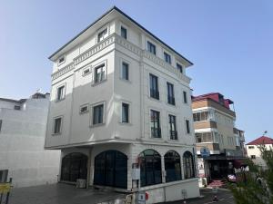 um edifício branco com janelas numa rua em STAR SUIT HOTEL em Trabzon