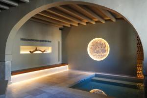einen Pool in einem Zimmer mit Torbogen und Lichtern in der Unterkunft Juz de Yartan Art Hotel - Adults Only in Artá