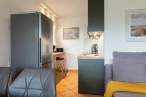 シャルボイツにあるFerienwohnung Haus Baltic App. 06の小さなキッチン(シンク、冷蔵庫付)
