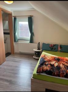 a bedroom with a bed and a window at Dach Zimmer D1 in Falkenberg