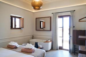 ein Badezimmer mit 2 Betten und einer Badewanne in der Unterkunft Juz de Yartan Art Hotel - Adults Only in Artá