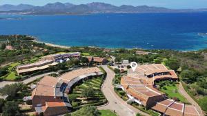 widok z góry na kampus w pobliżu wody w obiekcie Capo Ceraso Family Resort w mieście Costa Corallina