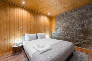 Giường trong phòng chung tại Countryside retreat in Barcelos