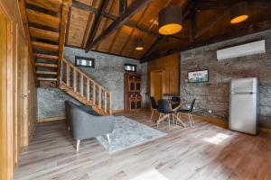ViatodosにあるCountryside retreat in Barcelosのテーブルと椅子、階段が備わる客室です。
