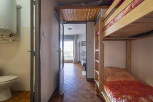 a room with a bunk bed and a toilet and a bathroom at appartement pour 4 personnes in Saint-Mandrier-sur-Mer
