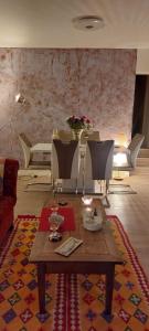 uma sala de estar com uma mesa de centro e cadeiras em Cosy Appart em Marselha