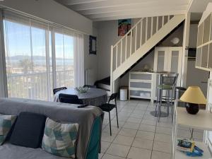 Część wypoczynkowa w obiekcie Duplex climatisé 4 pers, balcon, parking privé, proche plages et commerces - FR-1-335-168