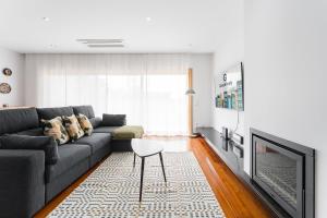 uma sala de estar com um sofá e uma lareira em GuestReady - Sophistication and refinement em Vila Nova de Gaia