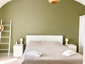 um quarto com uma cama grande e uma escada em Sunny respite in Evora em Reguengos de Monsaraz