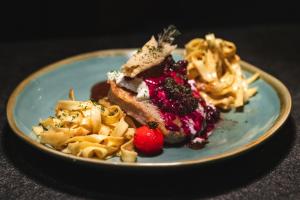 een blauwe plaat met pasta op tafel bij Parkhotel Flora in Bad Grund