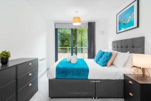 een slaapkamer met een groot bed en een raam bij Fabulous Birmingham City Centre 2 Bedroom Apartment - Private Terrace - Top Rated - 004H in Birmingham