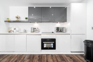 een keuken met witte kasten en een oven bij Fabulous Birmingham City Centre 2 Bedroom Apartment - Private Terrace - Top Rated - 004H in Birmingham
