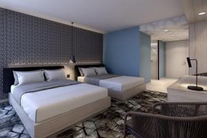 戴通納海灘的住宿－海洋微風俱樂部酒店，一间卧室配有两张床和一张桌子及椅子