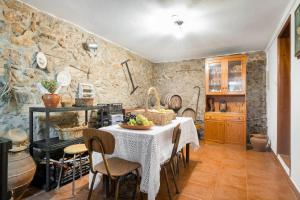 een keuken met een tafel en stoelen in een kamer bij Vintage charm meets modern comfort 3 in Aguda
