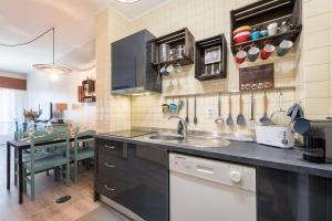 GuestReady - Woodwork Apartment في بورتو: مطبخ مع حوض و كونتر توب