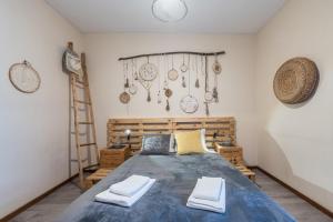 GuestReady - Woodwork Apartment في بورتو: غرفة نوم بسرير وسلم وأواني
