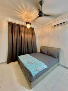 Ένα ή περισσότερα κρεβάτια σε δωμάτιο στο 4 Bedroom Seaview Ladang Tanjung Apartment -SMZ Homestay