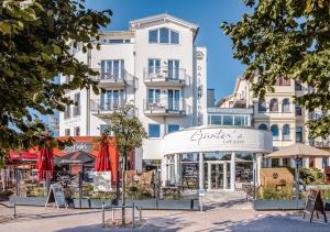 un gran edificio blanco frente a una calle en Das Ahlbeck Hotel & SPA, en Ahlbeck