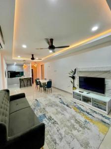Μια τηλεόραση ή/και κέντρο ψυχαγωγίας στο 4 Bedroom Seaview Ladang Tanjung Apartment -SMZ Homestay +7 φωτογραφίες