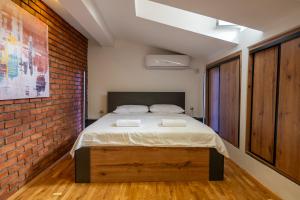 Ένα ή περισσότερα κρεβάτια σε δωμάτιο στο Central Loft Skopje