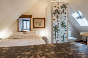 una camera con letto e doccia di La maison du Cocher a Pleyber-Christ