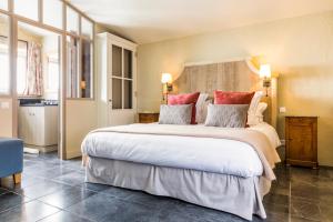 Cama ou camas em um quarto em Les Clefs de Troplong Mondot