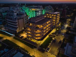 una vista panoramica su una città di notte di Bellettini Hotel a Milano Marittima