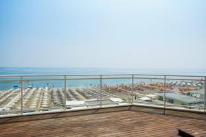 balcone con vista sulla spiaggia di Bellettini Hotel a Milano Marittima