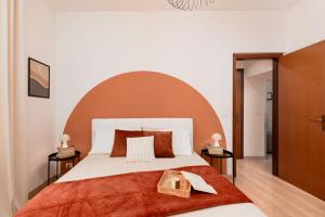 een slaapkamer met een groot bed met een houten hoofdeinde bij Esclusivo ed unico nel cuore di Genova in Genua