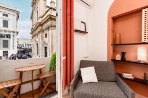 een balkon met een stoel en uitzicht op de stad bij Esclusivo ed unico nel cuore di Genova in Genua