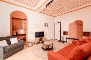 een woonkamer met een bank en een tv bij Esclusivo ed unico nel cuore di Genova in Genua