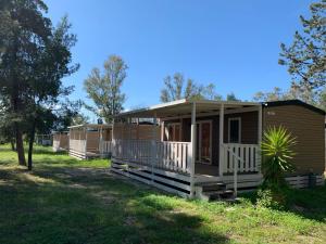 una fila de casas móviles en un parque en Villaggio Camping Uria, en Foce Varano