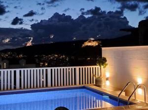 basen na balkonie budynku w nocy w obiekcie Apartments Trogrlić w Hvarze