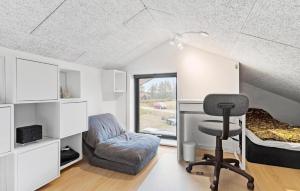 - une chambre avec un bureau, une chaise et un lit dans l'établissement Gorgeous Home In Saltum With Sauna, à Saltum