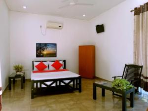 Hotel Water Nest في Etagama: غرفة معيشة مع سرير وطاولة