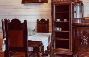 WęgorzynoCozy Apartment In Wegorzyno With Wifi的一间带桌椅和橱柜的餐厅