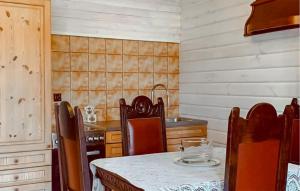 Cozy Apartment In Wegorzyno With Wifi的休息区