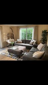 sala de estar con sofá y mesa en 6 persoons chalet op de Veluwe en Arnhem