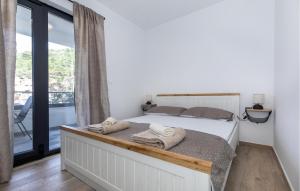 a bedroom with a bed with towels on it at Gorgeous Apartment In Blace in Blace
