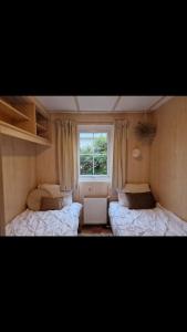 Un pat sau paturi într-o cameră la 6 persoons chalet op de Veluwe