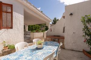 a patio with a table and chairs in a house at Casa Vacanze Maria in San Vito lo Capo