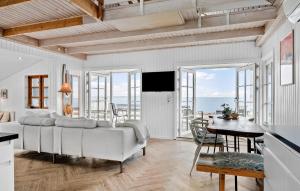 TV a/nebo společenská místnost v ubytování 2 Bedroom Cozy Home In Sjølund