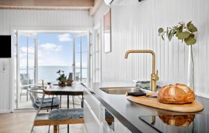 Kuchyň nebo kuchyňský kout v ubytování 2 Bedroom Cozy Home In Sjølund