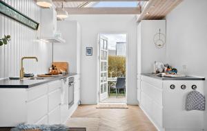 Kuchyň nebo kuchyňský kout v ubytování 2 Bedroom Cozy Home In Sjølund